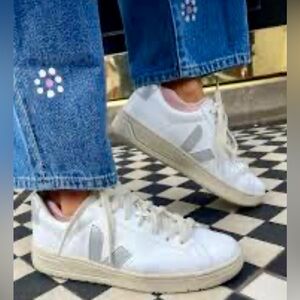 Veja Women’s Urca Sneakers Size 7